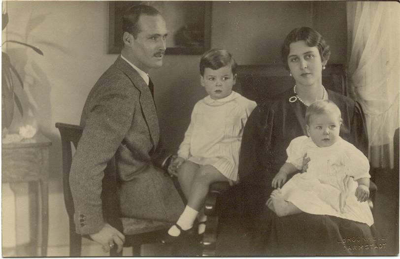 http://www.unofficialroyalty.com/wp-content/uploads/2013/11/Hesse-family.jpg
