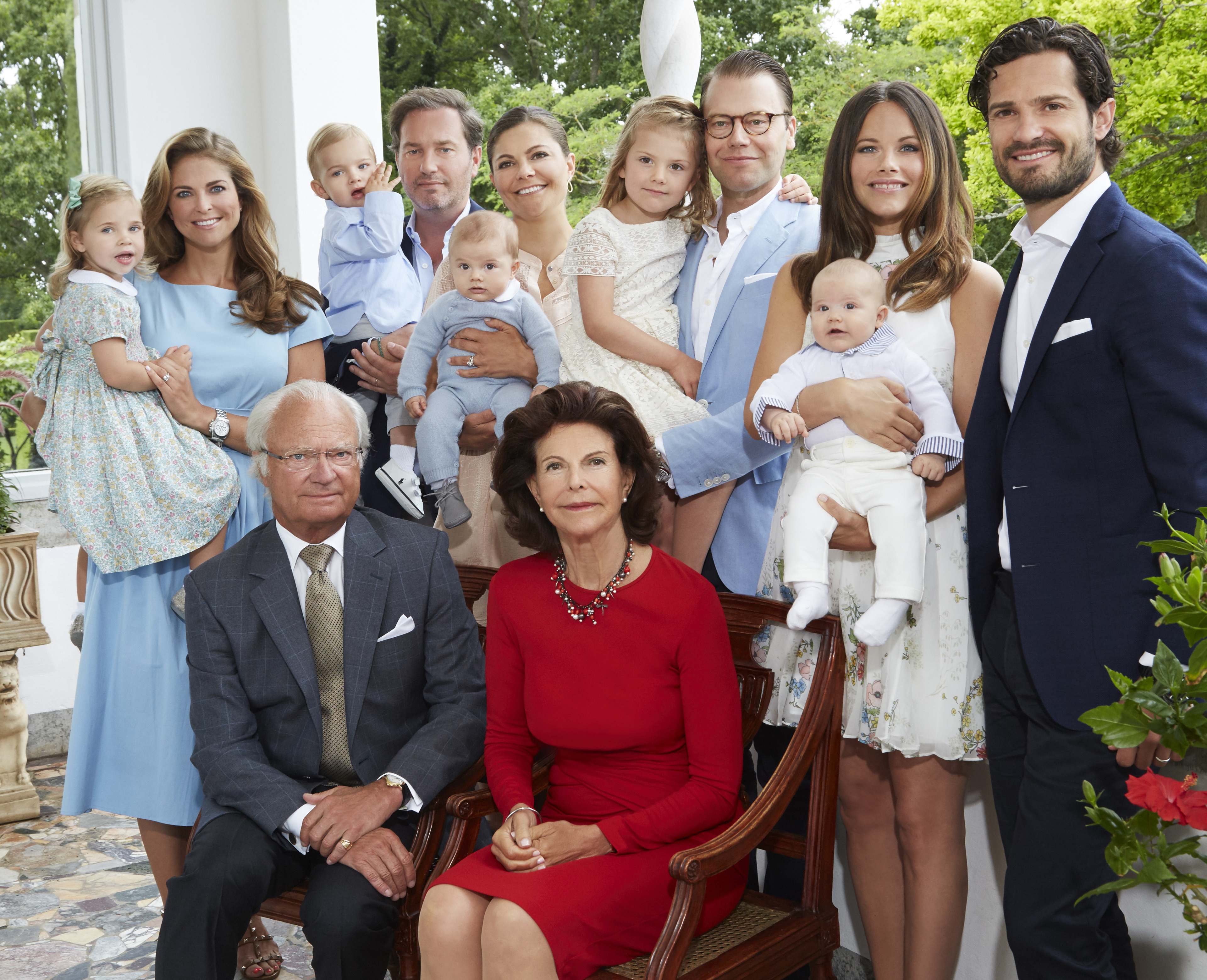 Первая семья в мире. Королевская семья Швеции. Семья короля Швеции. Королева Швеции с семьей.